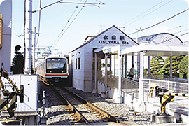 伊予鉄衣山駅　約730m